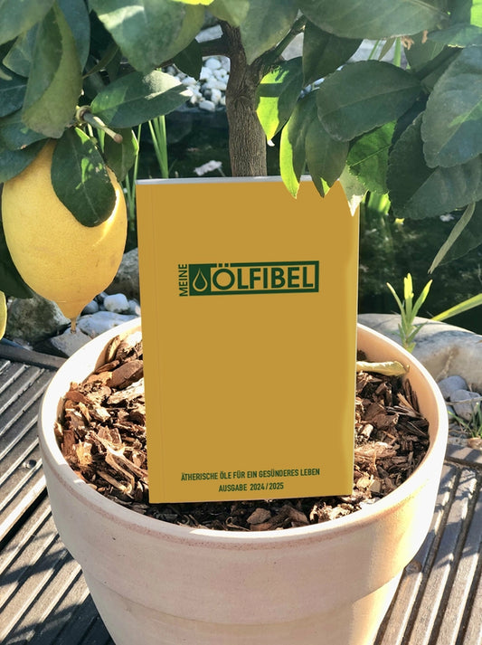 Buch meine Ölfibel vor einem Zitronenbaum