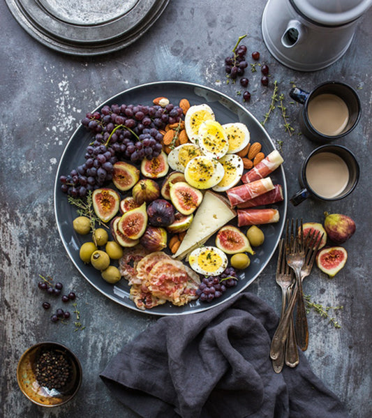 Teller mit Salat und Früchten